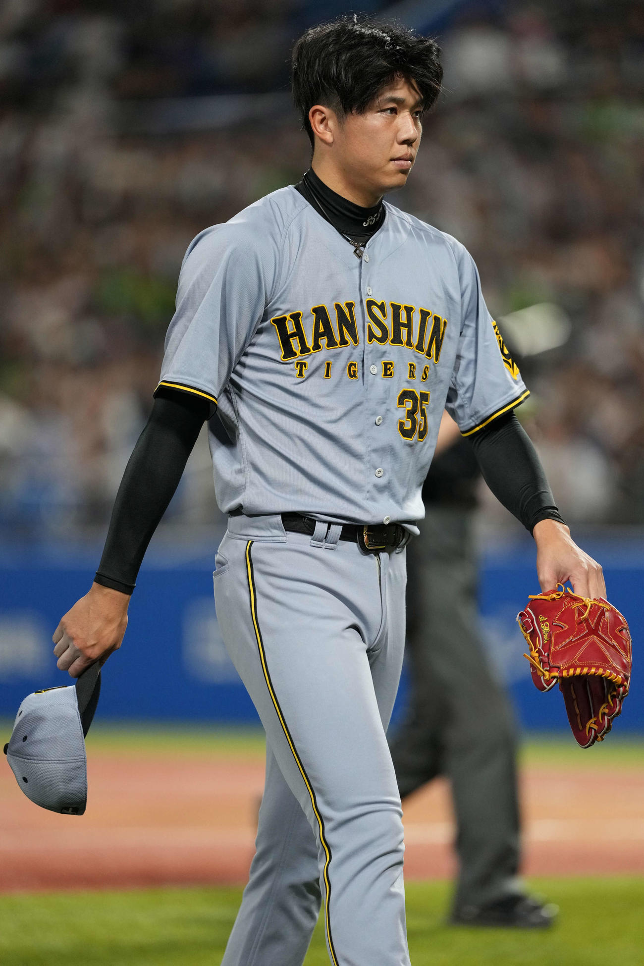 ヤクルト対阪神　6回、治療後、投球練習するも降板する才木（撮影・井上学）