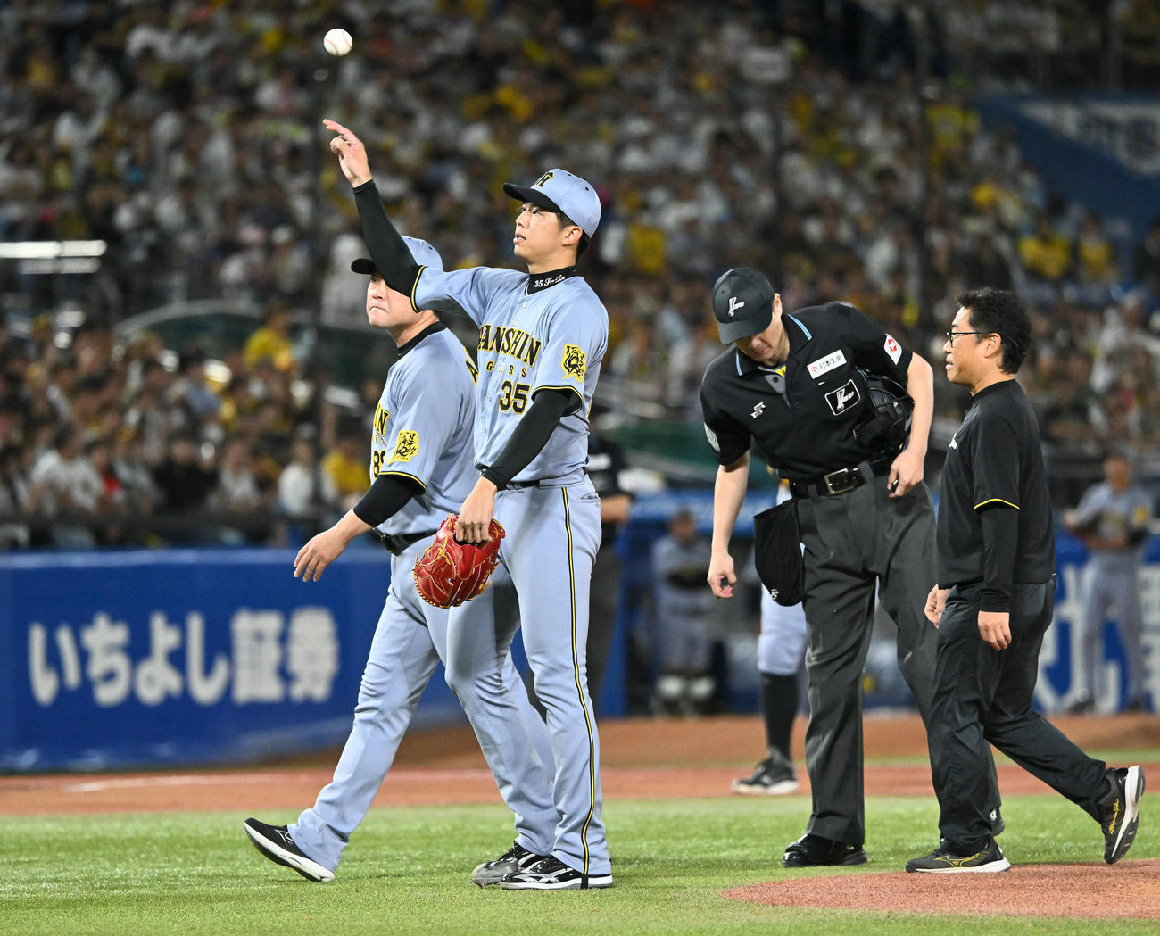 ヤクルト対阪神　6回裏、投球練習後に降板する阪神先発の才木（中央）（撮影・滝沢徹郎）