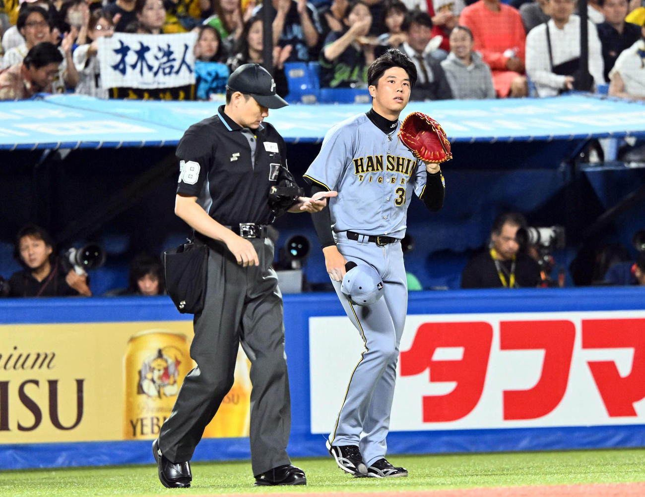 ヤクルト対阪神　6回裏、治療を終えマウンドに戻る阪神先発の才木（右）（撮影・滝沢徹郎）