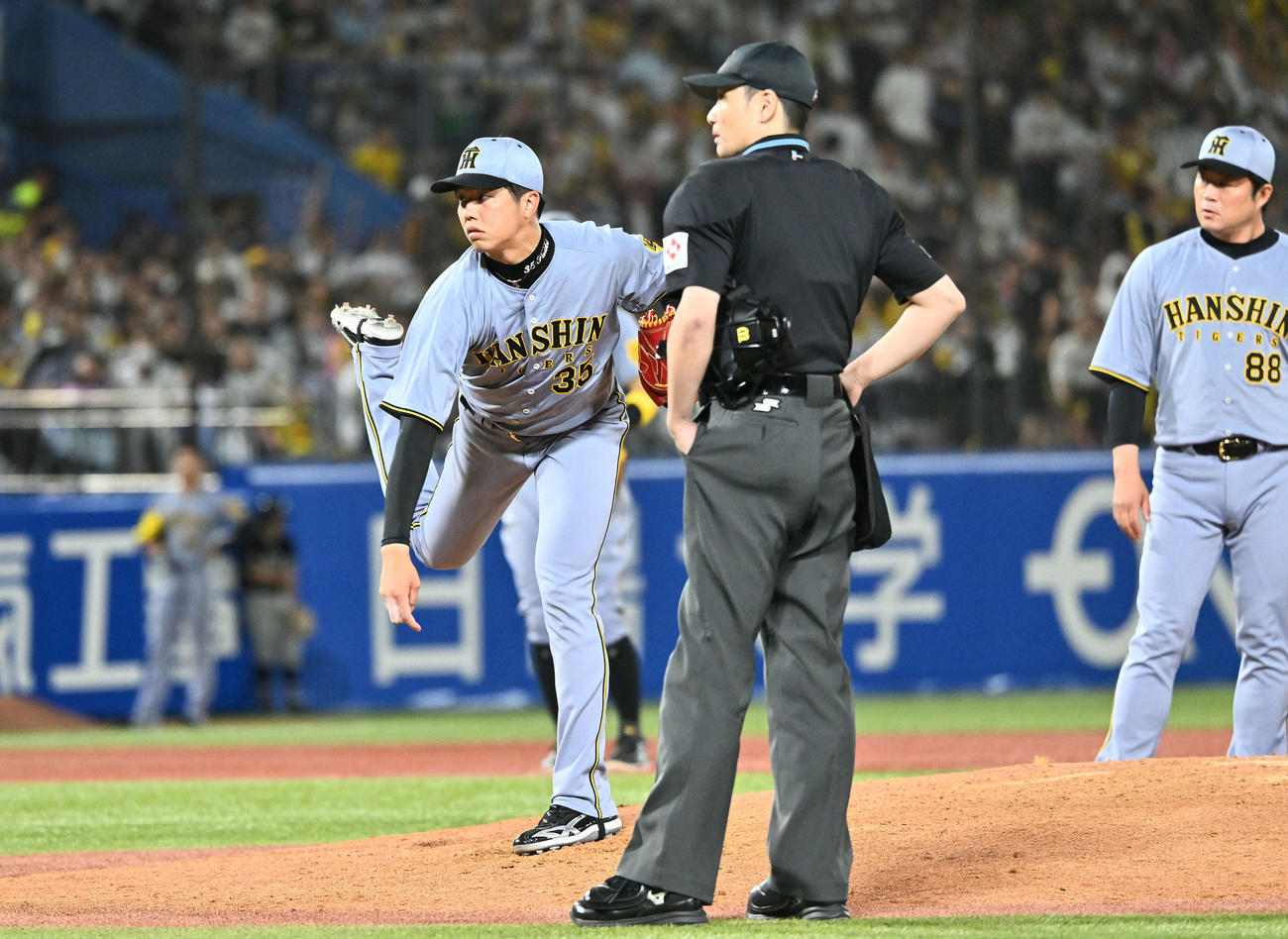 ヤクルト対阪神　6回裏、治療を終え投球練習する阪神先発の才木（撮影・滝沢徹郎）