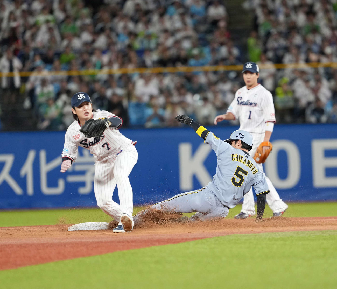 ヤクルト対阪神　7回表阪神2死一、三塁、通算200盗塁となる二塁盗塁を決める近本（撮影・井上学）