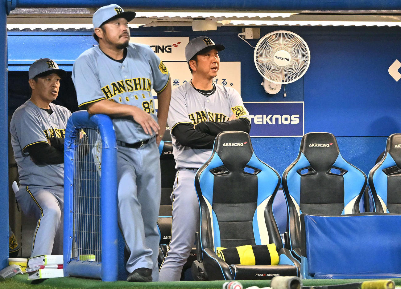 ヤクルト対阪神　9回表、戦況を見守る藤川監督（中央奥）（撮影・滝沢徹郎）