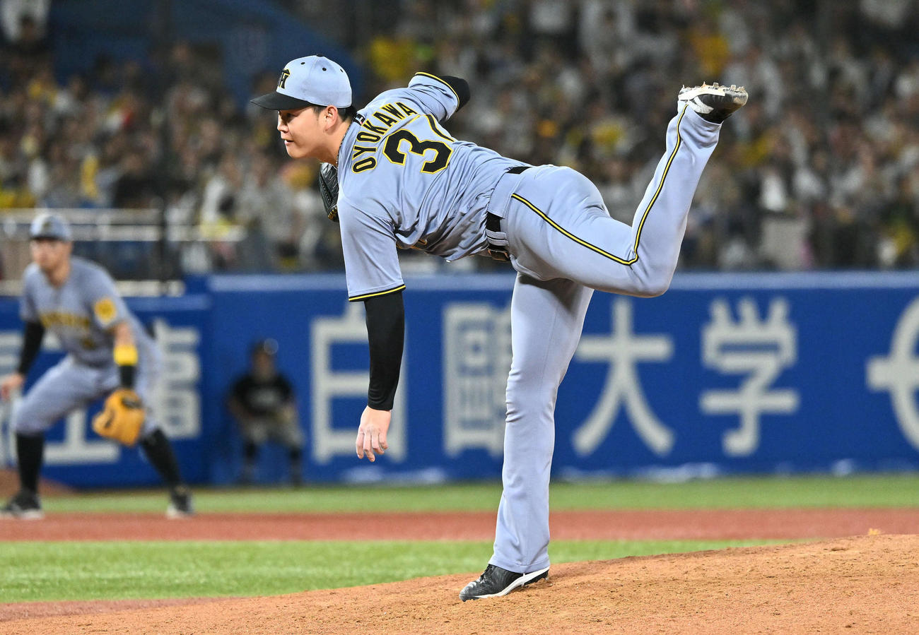 ヤクルト対阪神　阪神3番手の及川（撮影・滝沢徹郎）