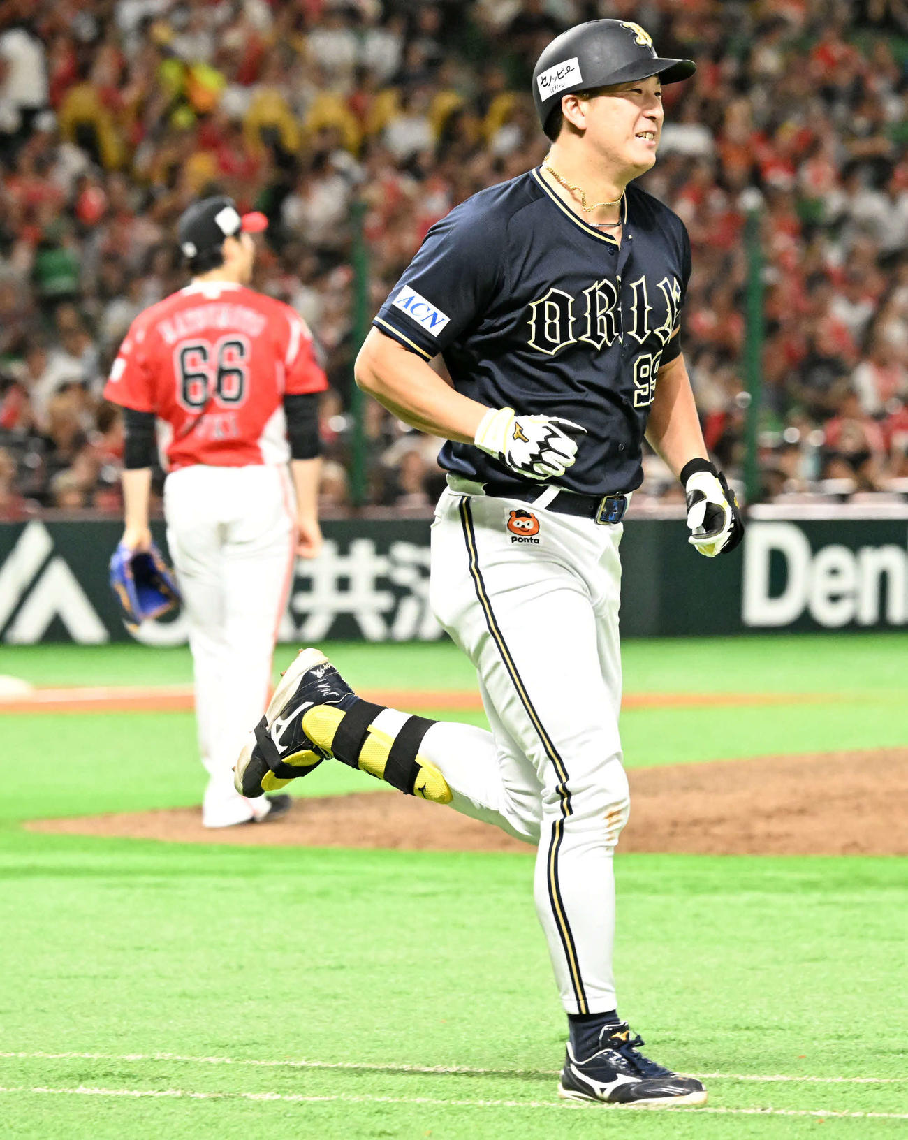 ソフトバンク対オリックス　8回表オリックス無死、杉本（右）は先制本塁打を放つ（撮影・林敢治）