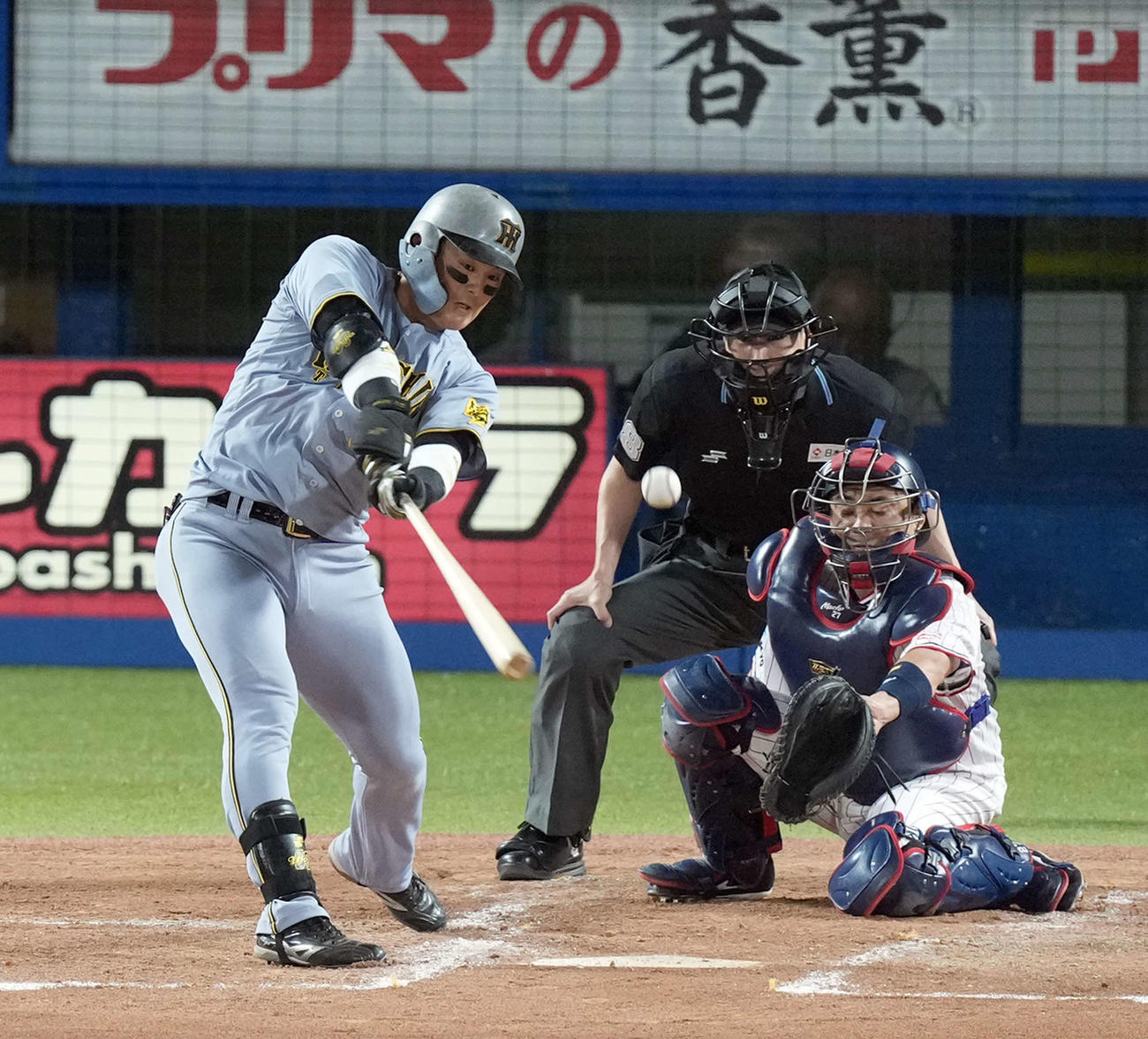 ヤクルト対阪神　4回表阪神無死一塁、適時二塁打を放つ前川（撮影・たえ見朱実）