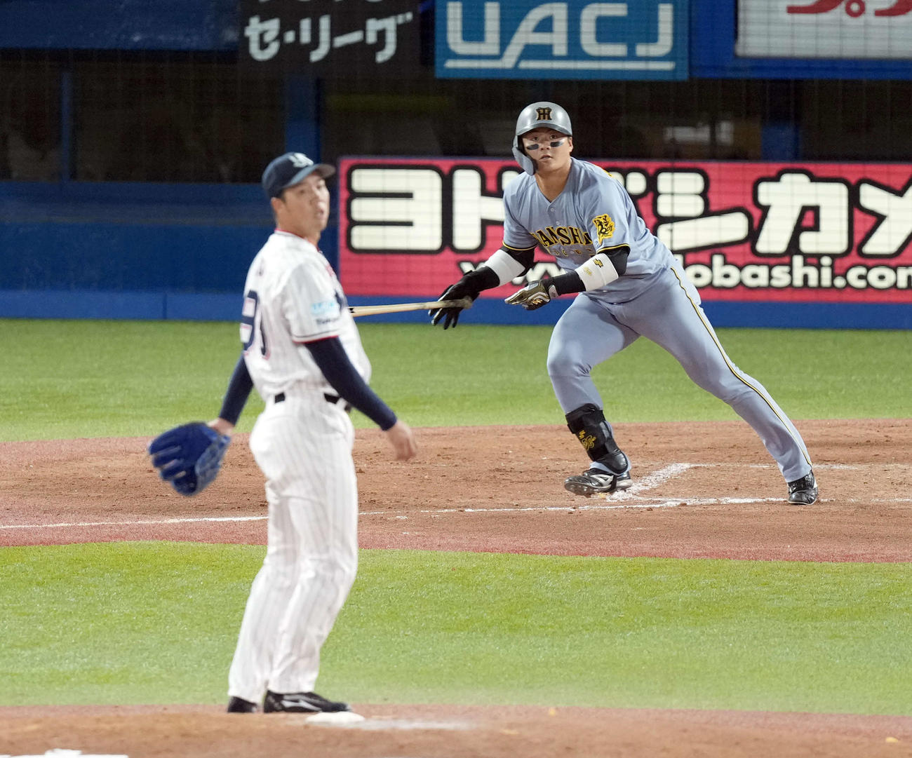 ヤクルト対阪神　4回表阪神無死一塁、適時二塁打を放つ前川。投手青柳（撮影・たえ見朱実）