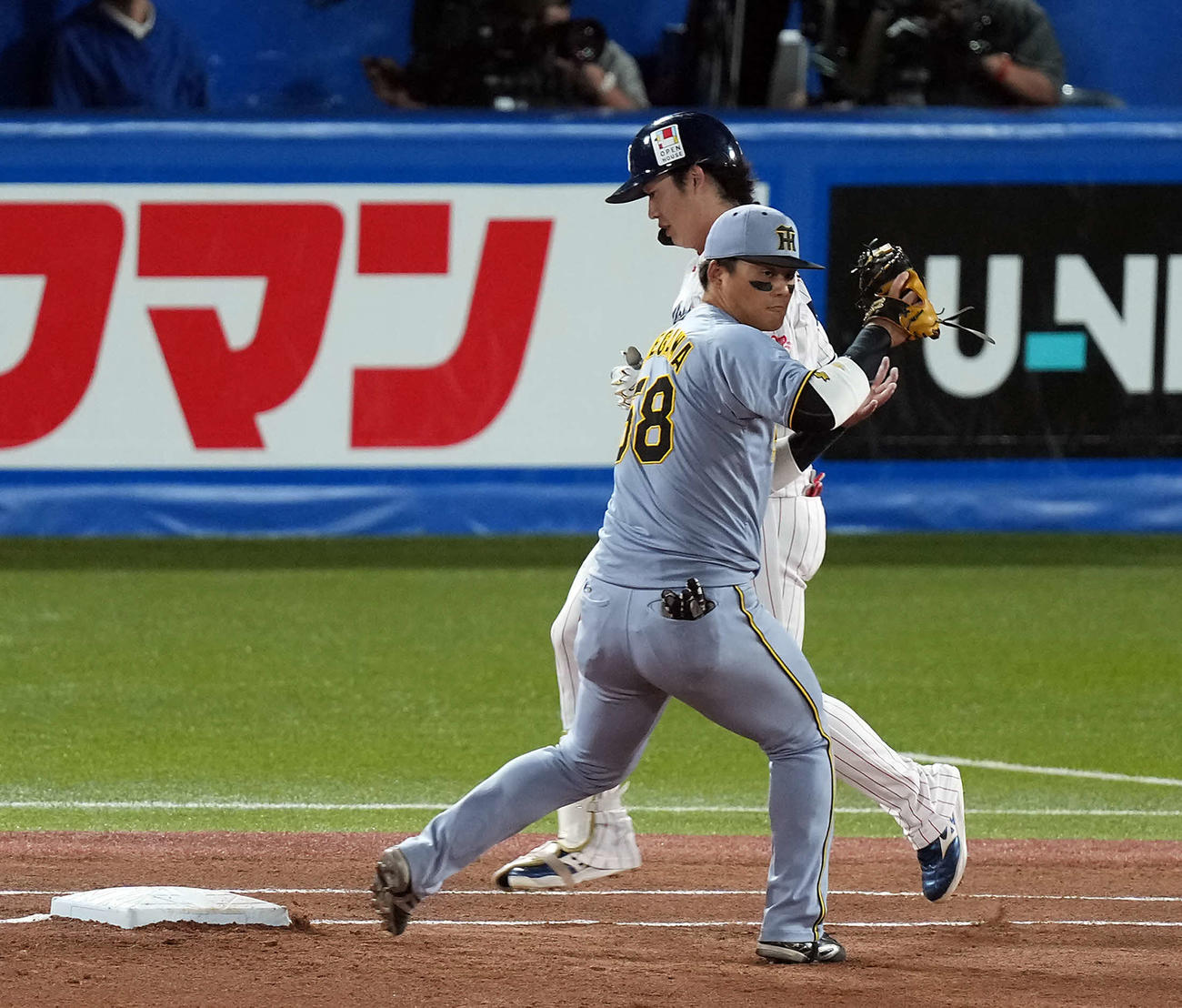 ヤクルト対阪神　1回裏、一塁の守備に就く前川（撮影・たえ見朱実）