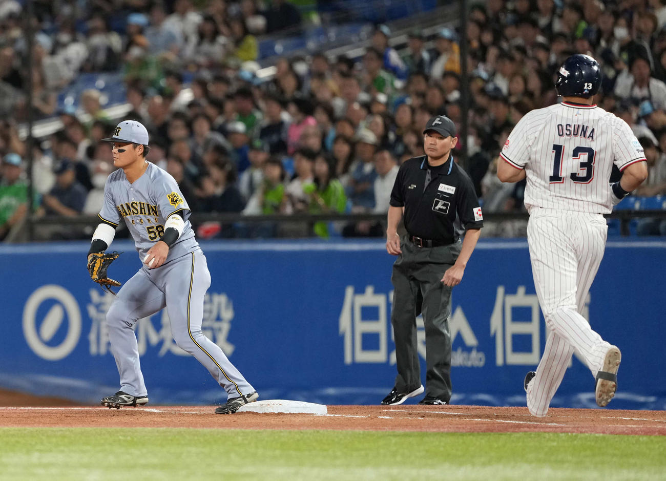 ヤクルト対阪神　2回裏ヤクルト無死、オスナの二ゴロをさばく一塁手前川（撮影・井上学）