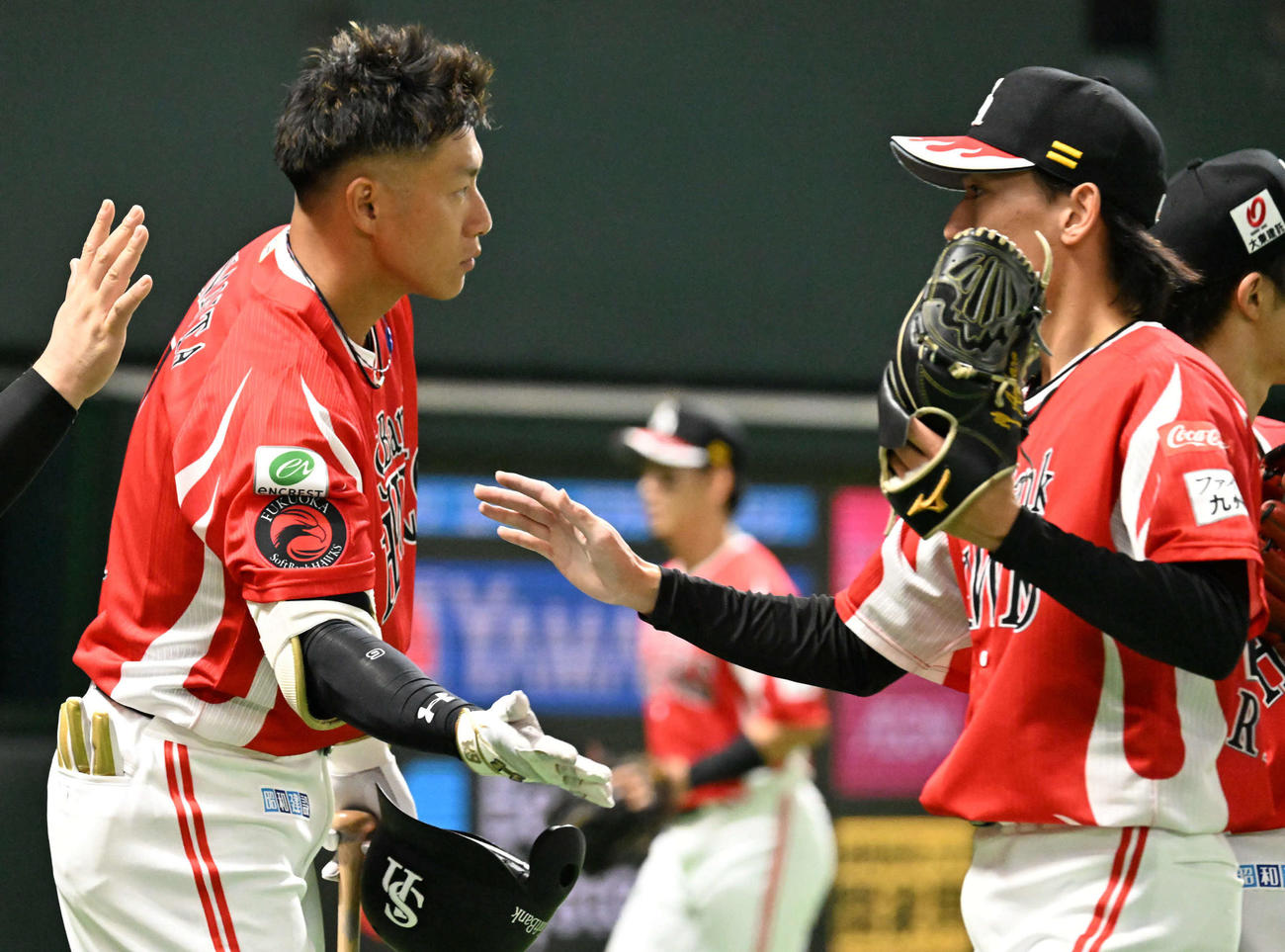 ソフトバンク対オリックス　3回表終了後、タッチを交わす大津（右）と柳田（撮影・林敢治）