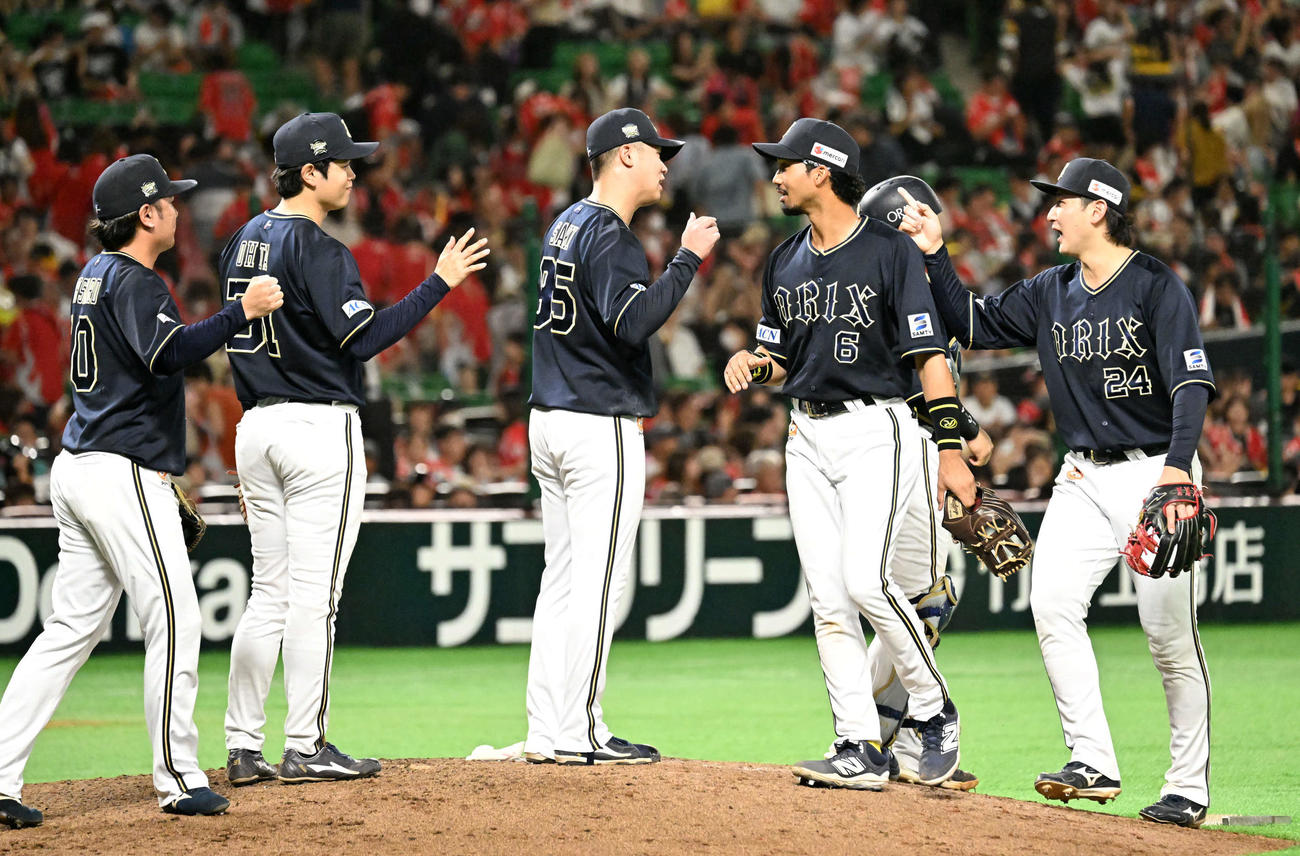 ソフトバンク対オリックス　勝利を収め歓喜するオリックスナイン（撮影・林敢治）