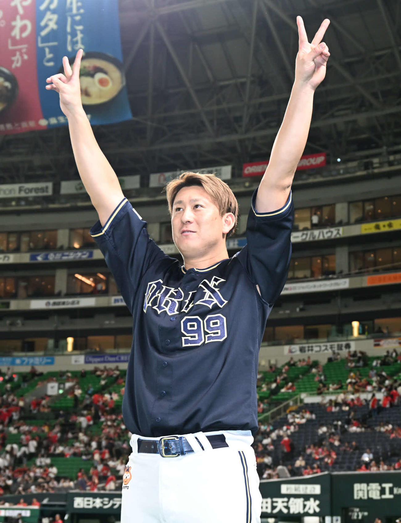 ソフトバンク対オリックス　ファンの声援に応じる杉本（撮影・林敢治）