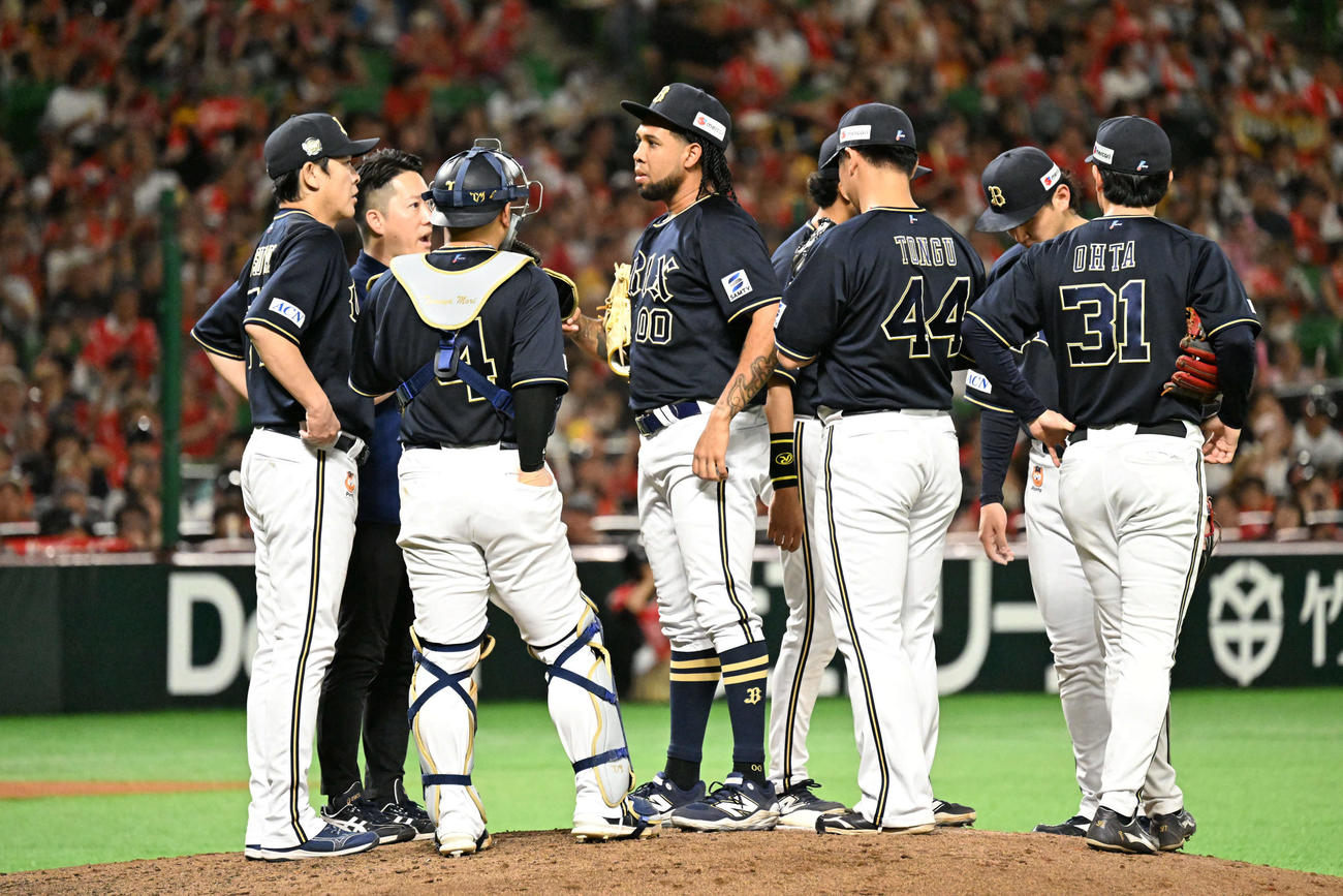 ソフトバンク対オリックス　6回裏ソフトバンク1死一、三塁、マウンドに集まるオリックスナイン（撮影・林敢治）