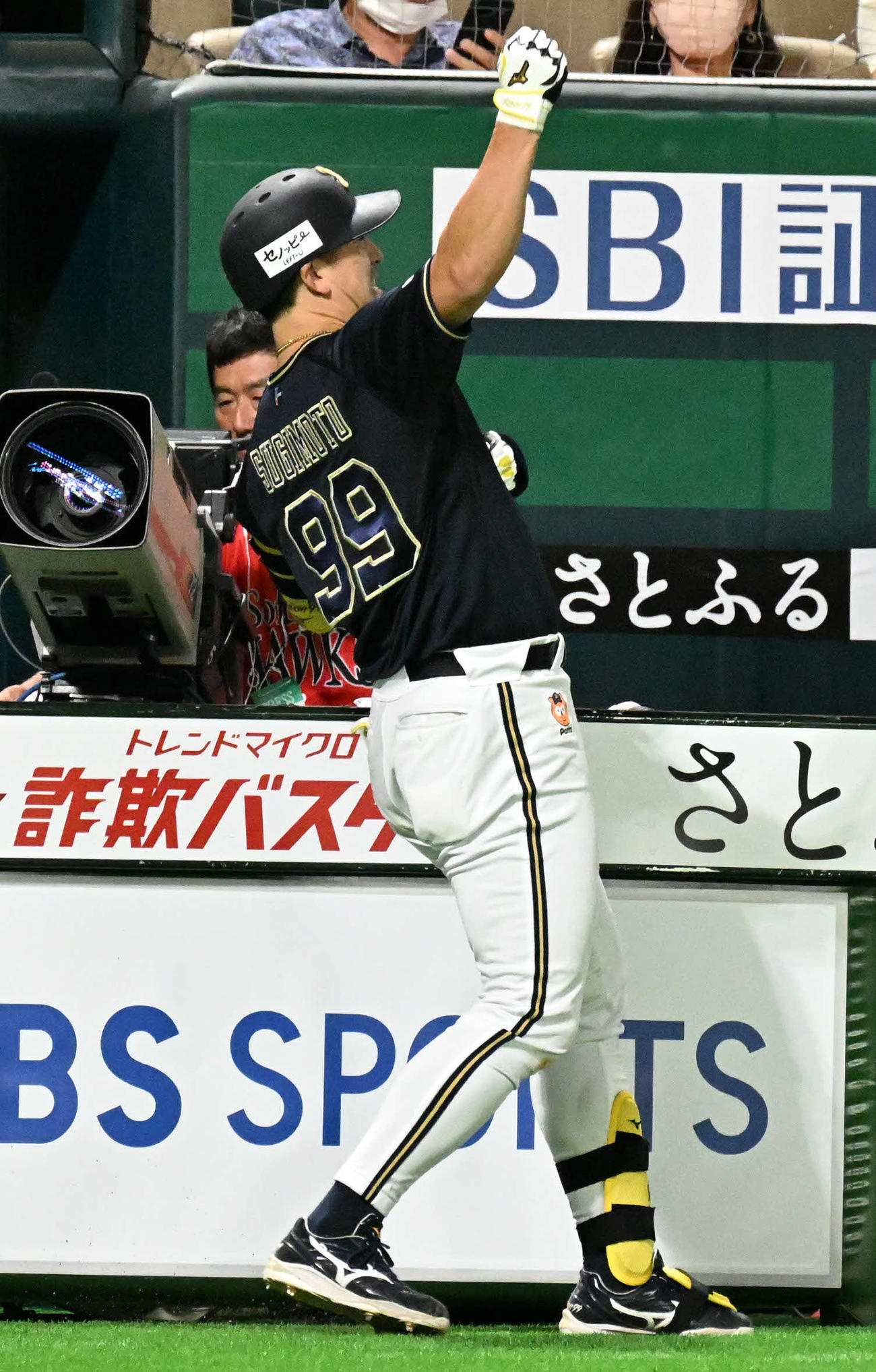 ソフトバンク対オリックス　8回表オリックス無死、杉本は先制本塁打を放ちポーズを決める（撮影・林敢治）