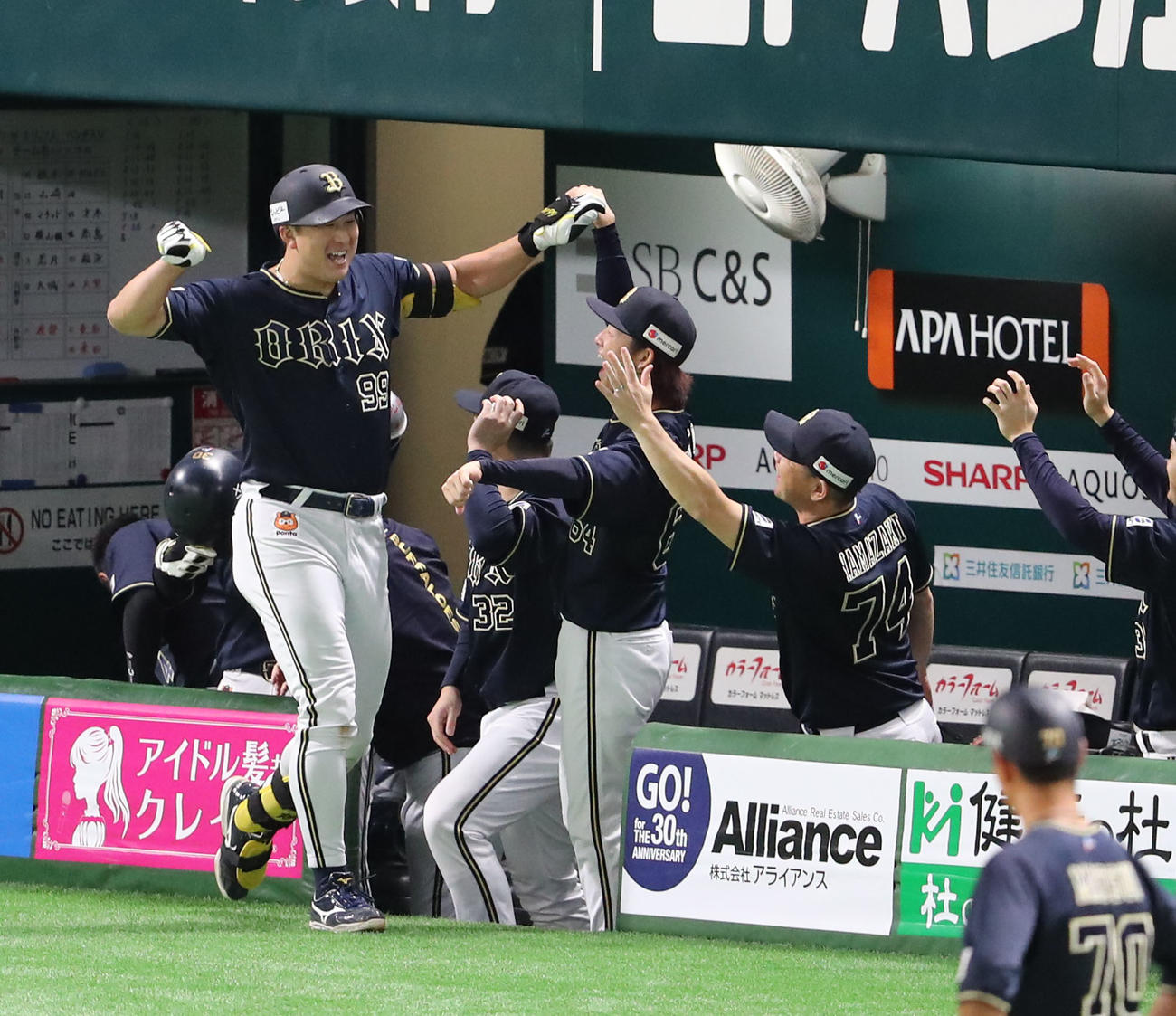 ソフトバンク対オリックス　8回表オリックス無死、杉本は左越えに先制本塁打を放ちベンチのナインとハイタッチ（撮影・梅根麻紀）