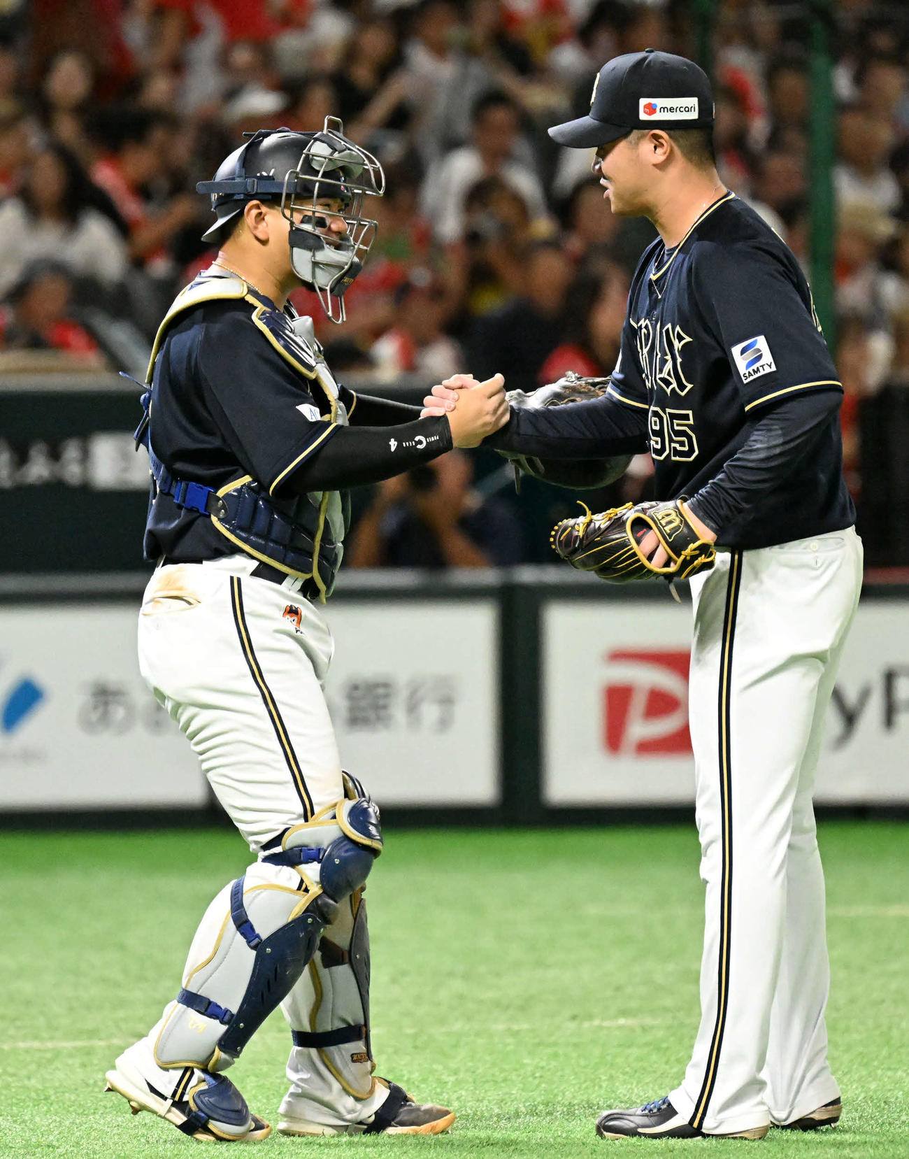 ソフトバンク対オリックス　勝利を収め握手を交わす才木（右）と森（撮影・林敢治）