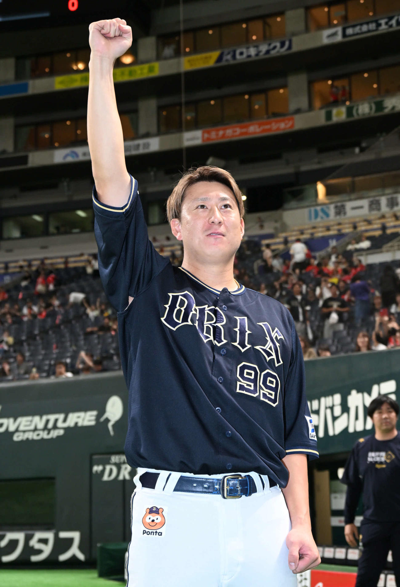 ソフトバンク対オリックス　ファンの声援に応じる杉本（撮影・林敢治）