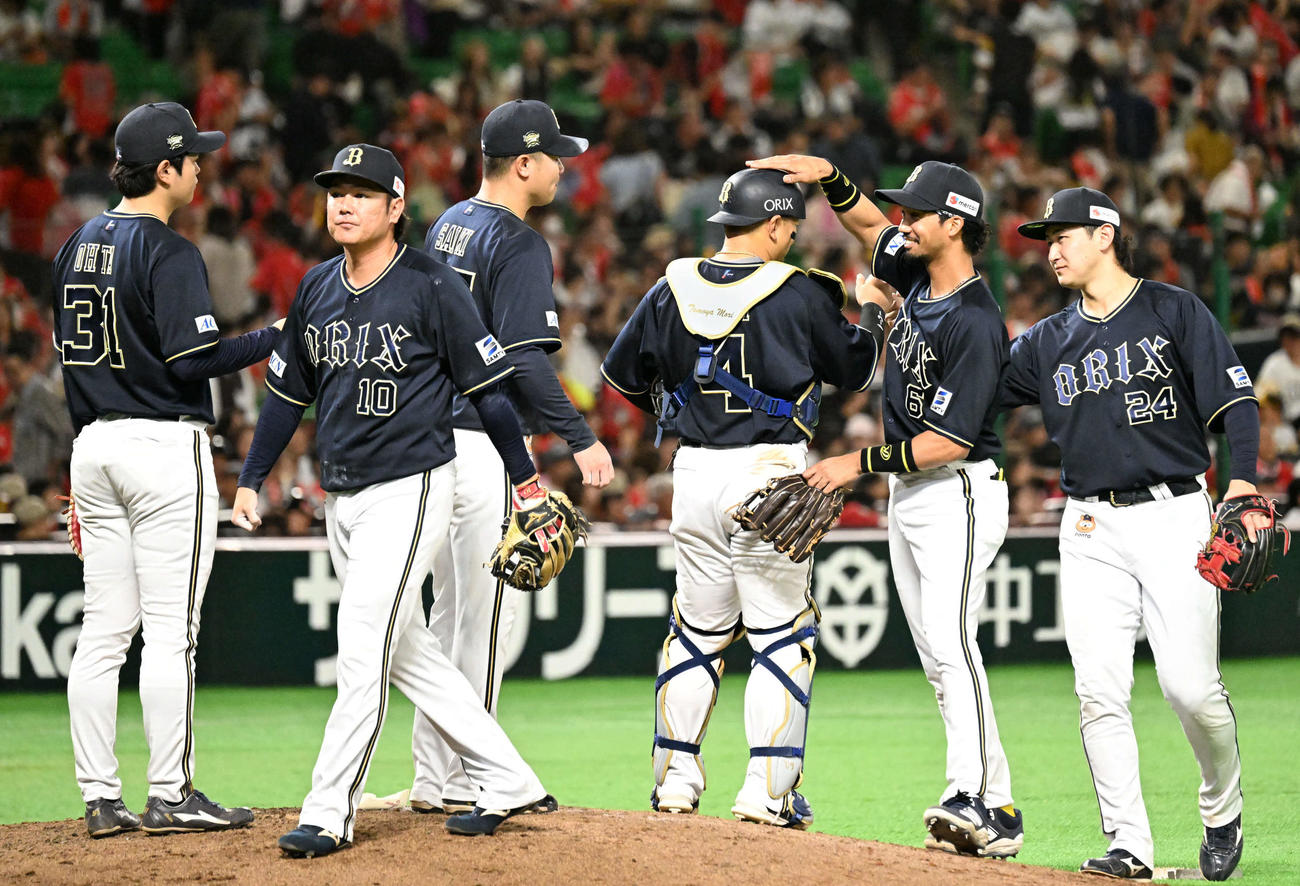 ソフトバンク対オリックス　勝利を収め歓喜するオリックスナイン（撮影・林敢治）