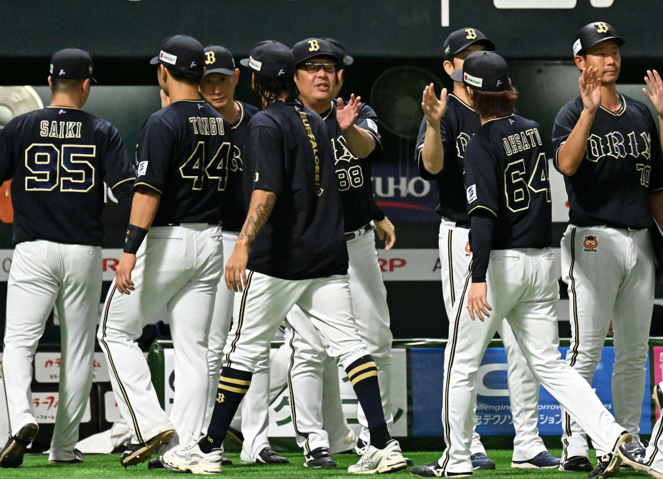 ソフトバンク対オリックス　勝利を収め歓喜するオリックスナイン（撮影・林敢治）