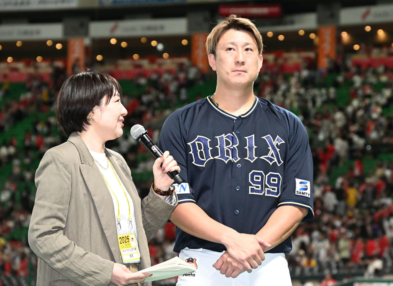 ソフトバンク対オリックス　インタビューに応じる杉本（右）（撮影・林敢治）