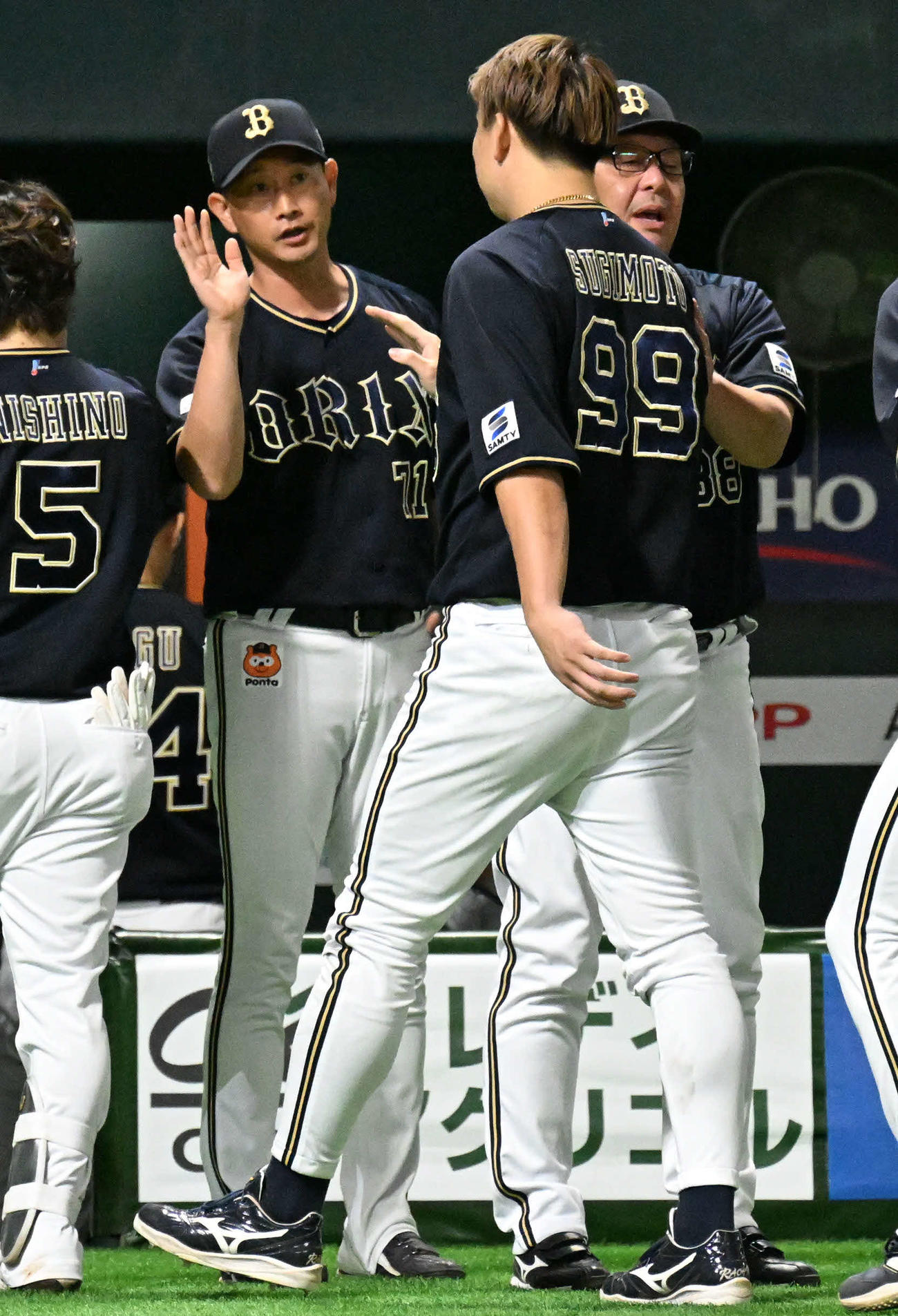 ソフトバンク対オリックス　タッチを交わす杉本（右）と岸田監督（撮影・林敢治）
