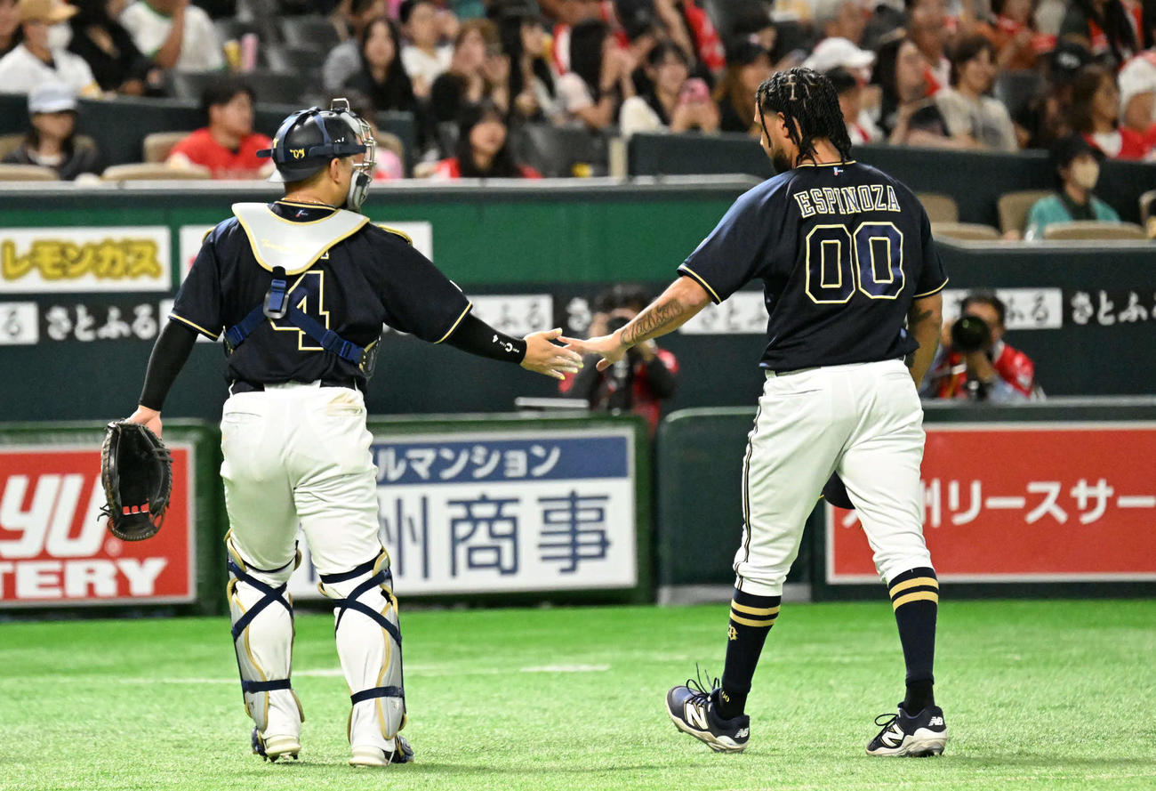 ソフトバンク対オリックス　3回裏終了後、タッチを交わすエスピノーザ（右）と森（撮影・林敢治）