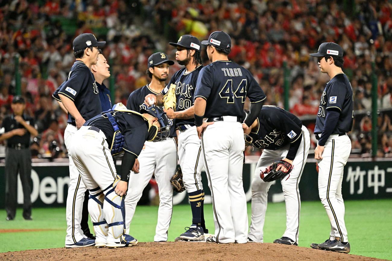 ソフトバンク対オリックス　5回裏ソフトバンク2死一、二塁、マウンドに集まるオリックスナイン（撮影・林敢治）