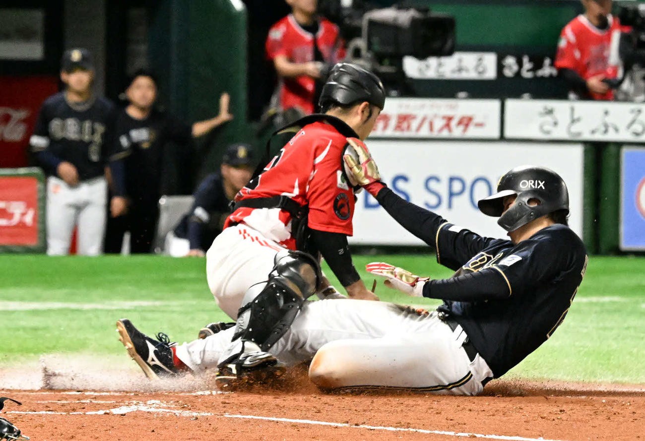 ソフトバンク対オリックス　3回表オリックス2死一、二塁、太田の先制適時打で生還する紅林（右）（撮影・林敢治）