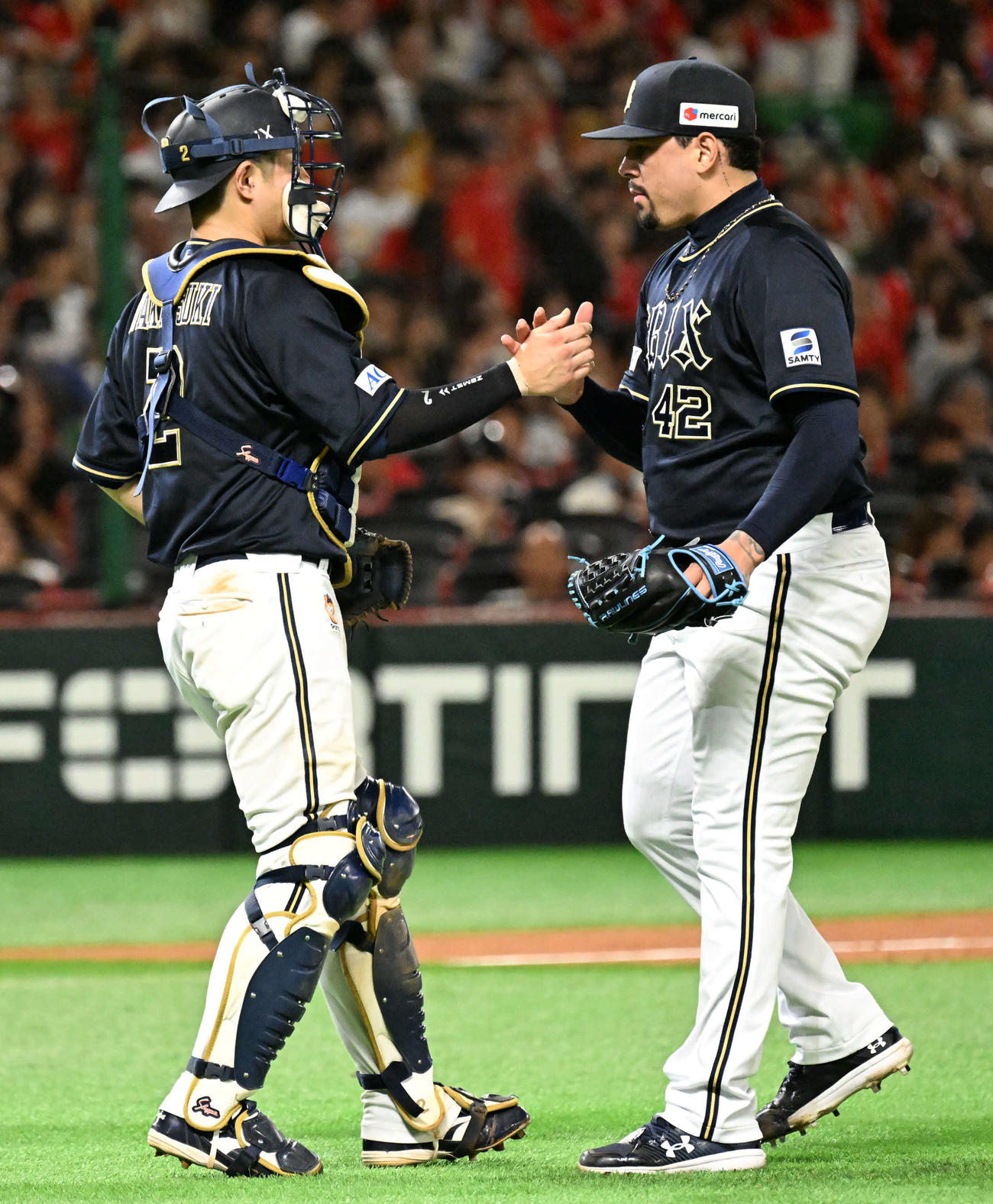 ソフトバンク対オリックス　勝利を収めタッチを交わすマチャド（右）と若月（撮影・林敢治）