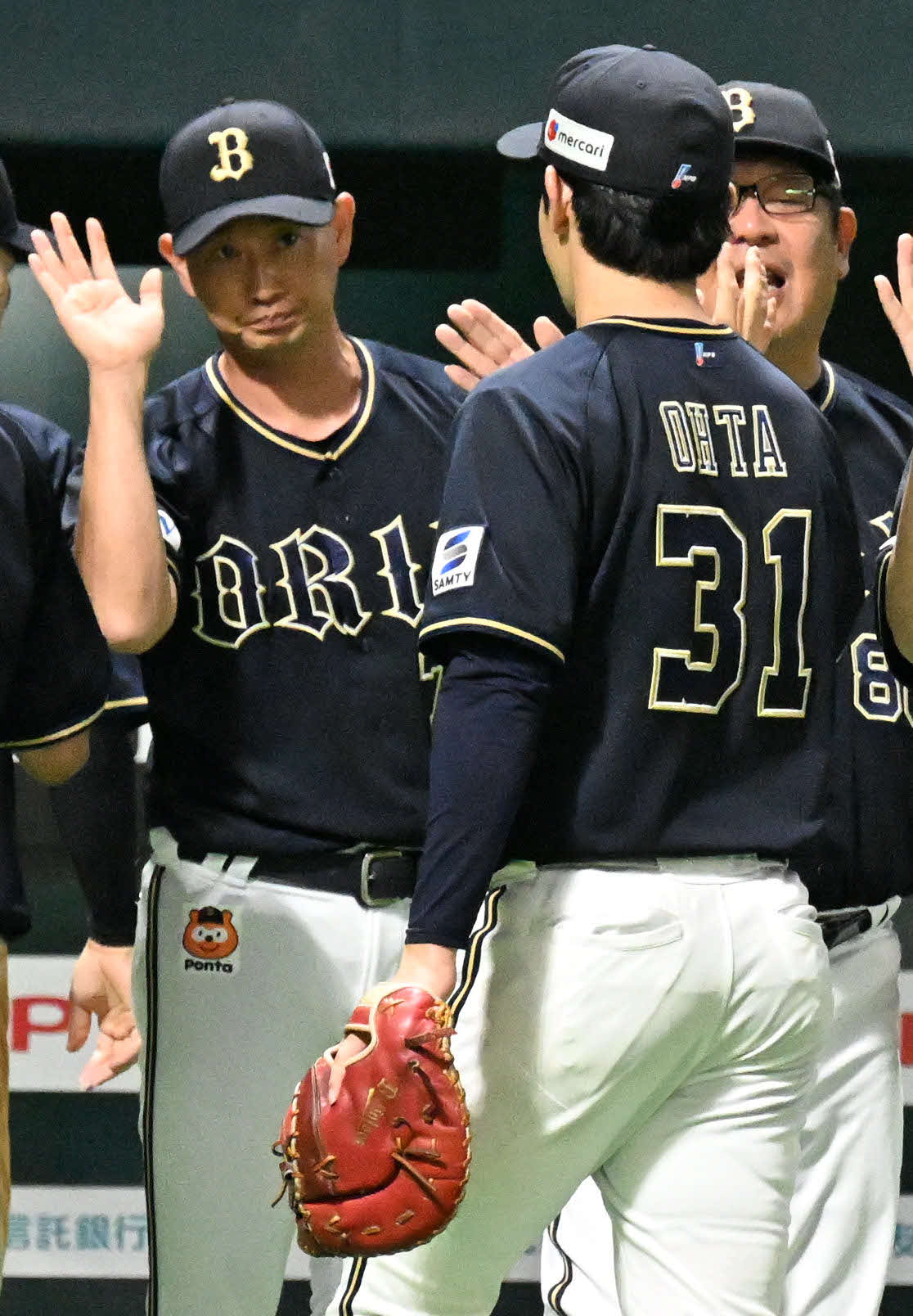 ソフトバンク対オリックス　勝利を収めタッチを交わす岸田監督（左）と太田（撮影・林敢治）