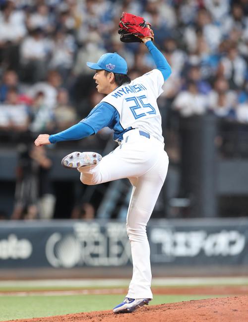 日本ハム対楽天 5回表、900試合登板を達成した宮西(撮影・黒川智章)