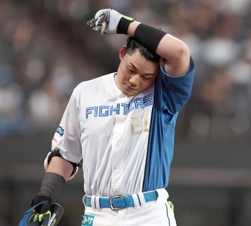 日本ハム対楽天 7回裏日本ハム1死一、二塁、三振に終わる清宮幸(撮影・黒川智章)