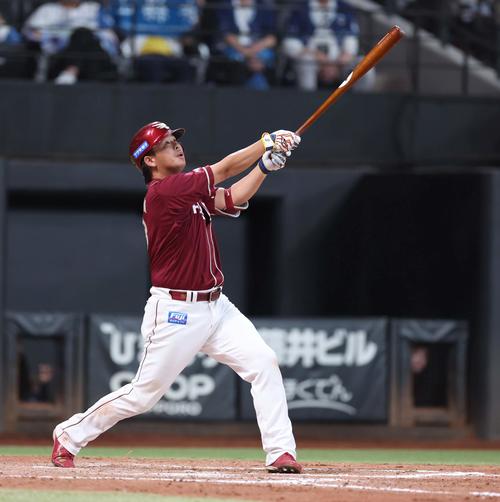 日本ハム対楽天 8回表楽天2死一塁、右越え2点本塁打を放つ浅村(撮影・黒川智章)