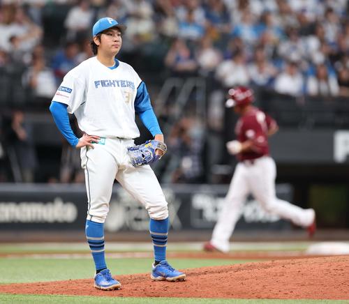日本ハム対楽天 8回表楽天2死一塁、浅村に右越え2点本塁打を浴びる古林睿煬(撮影・黒川智章)
