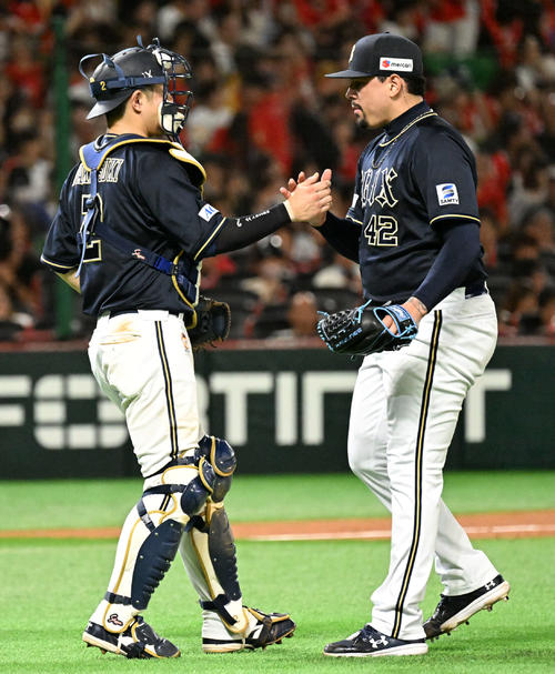 ソフトバンク対オリックス 勝利を収めタッチを交わすマチャド(右)と若月(撮影・林敢治)