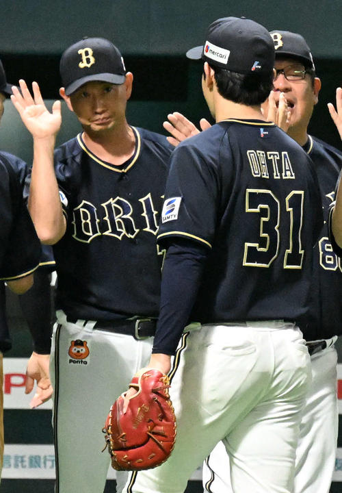 ソフトバンク対オリックス 勝利を収めタッチを交わす岸田監督(左)と太田(撮影・林敢治)
