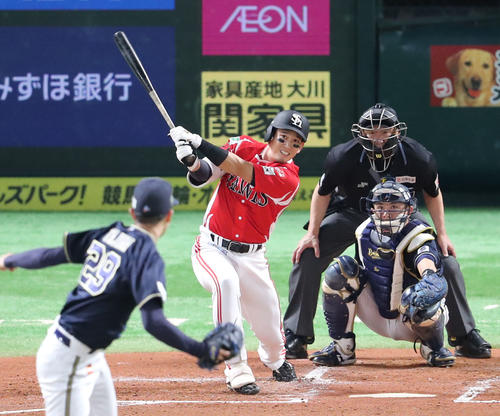 ソフトバンク対オリックス 2回裏ソフトバンク無死、栗原は中越え三塁打を放つ(撮影・梅根麻紀)