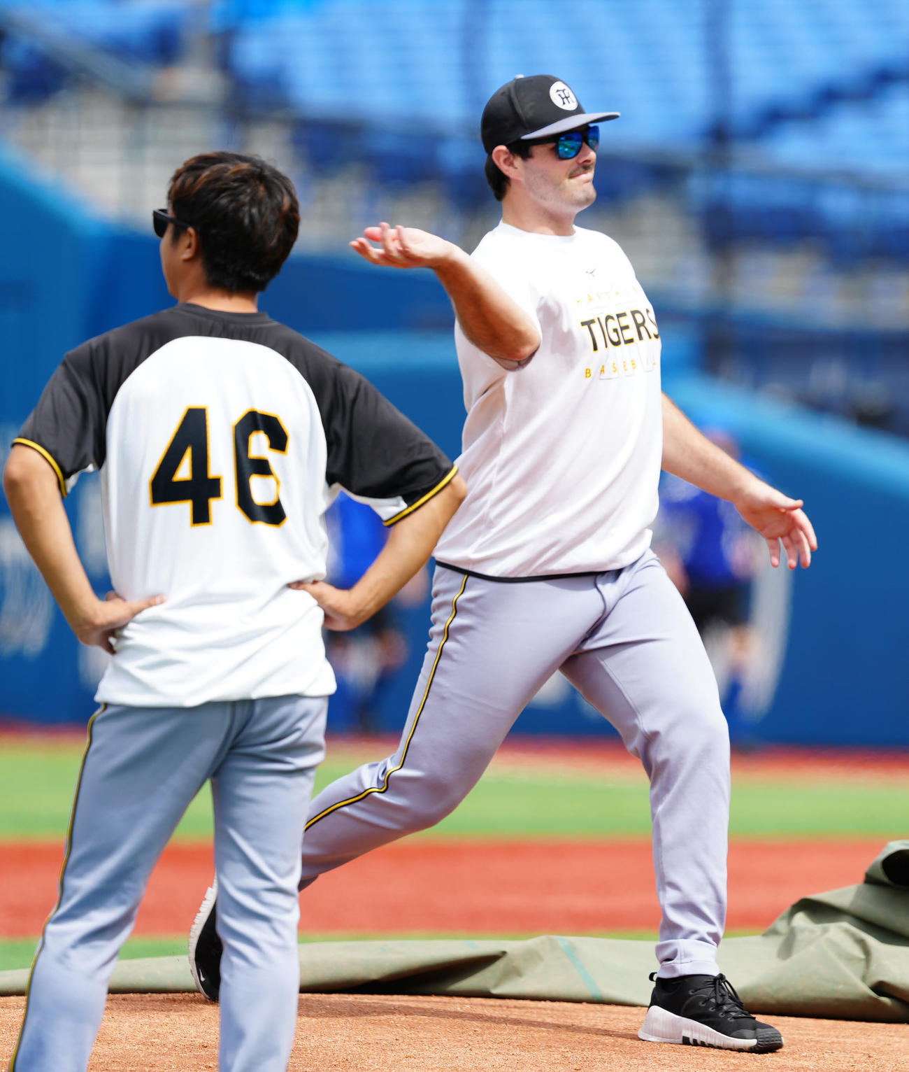 DeNA対阪神　試合前、横浜スタジアムのマウンドの感触を確かめる阪神ハートウィグ（撮影・江口和貴）