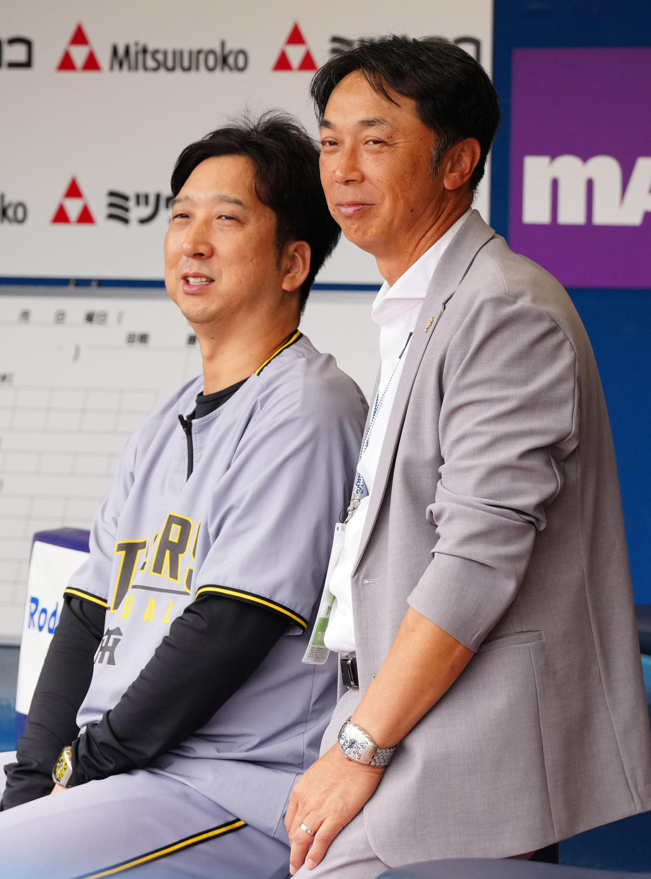 DeNA対阪神　試合前、阪神藤川監督（左）と言葉を交わす宮本氏（撮影・江口和貴）