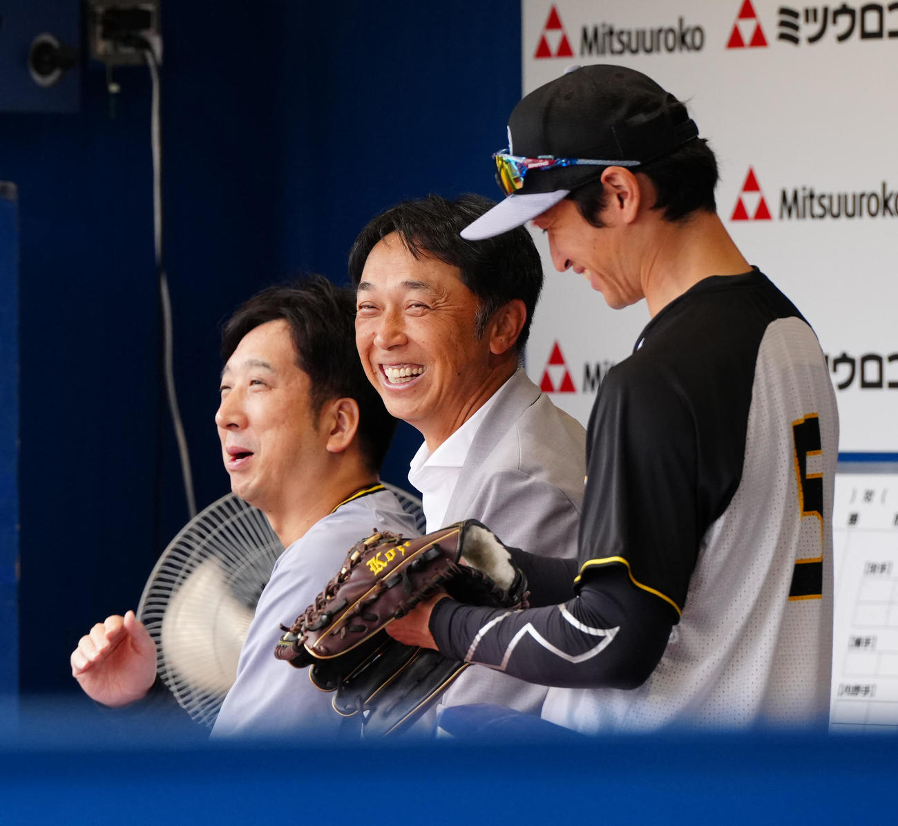 DeNA対阪神　試合前、阪神藤川監督（左）、近本（右）と談笑する宮本氏（撮影・江口和貴）