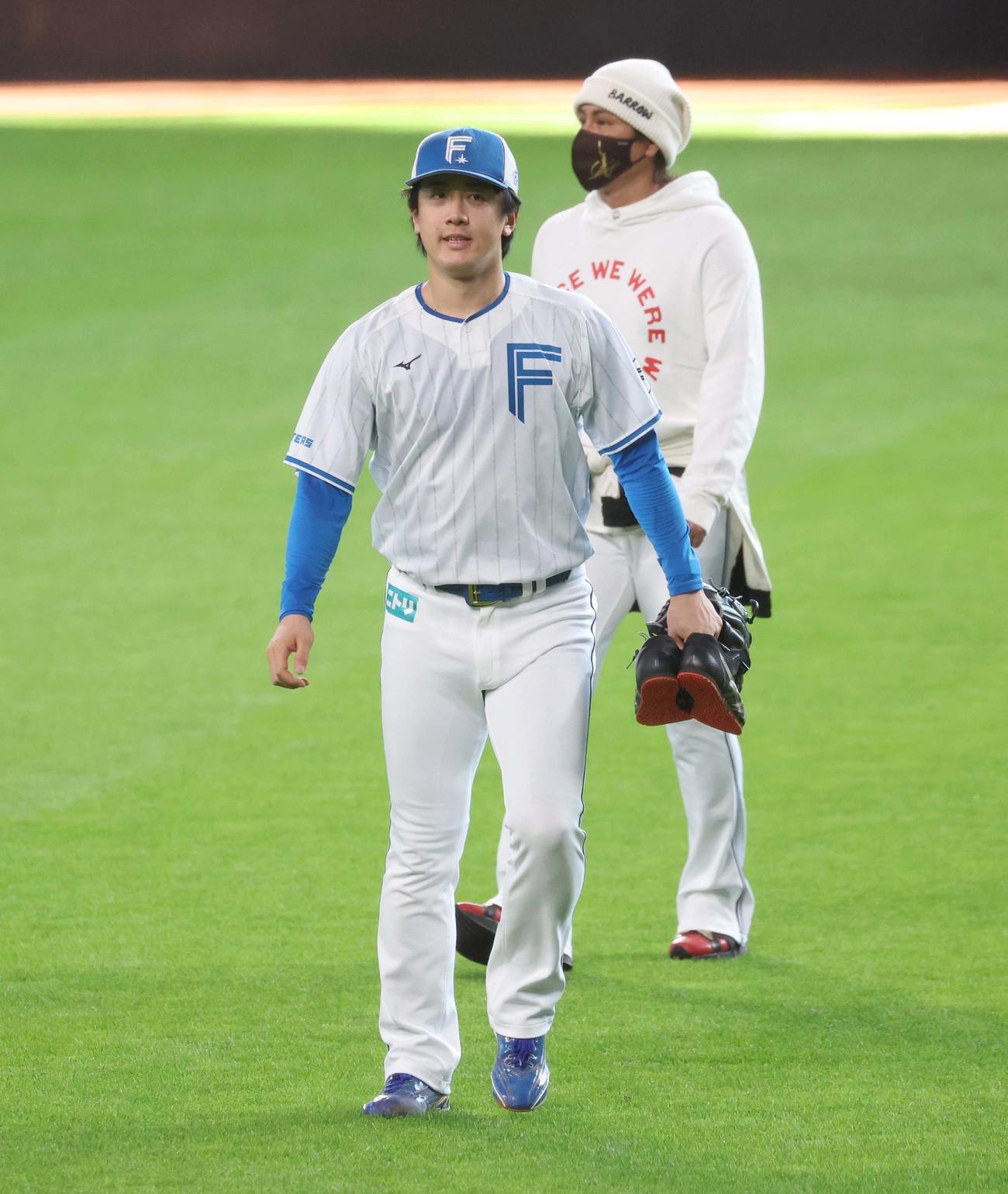 日本ハム対楽天　新庄監督と話す北山（撮影・黒川智章）