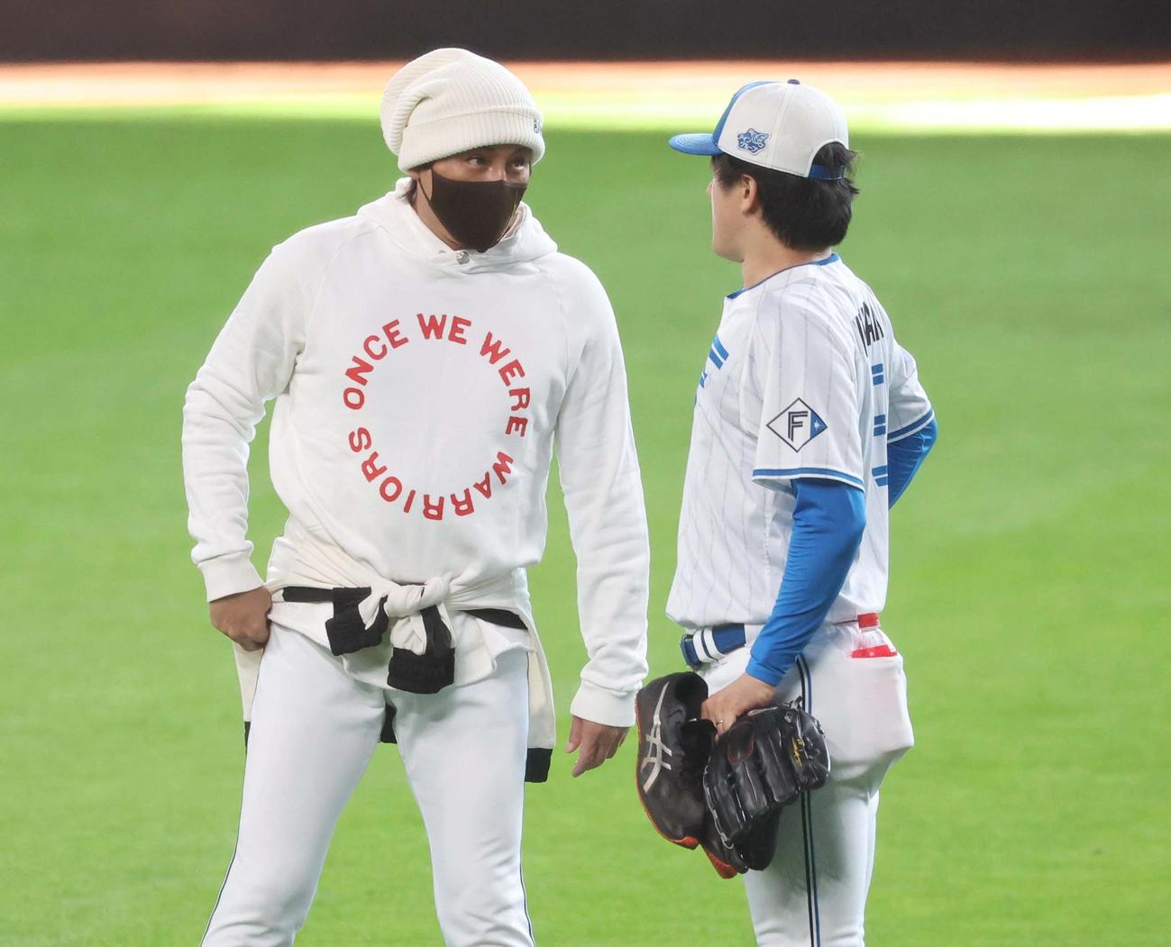 日本ハム対楽天　新庄監督と話す北山（撮影・黒川智章）