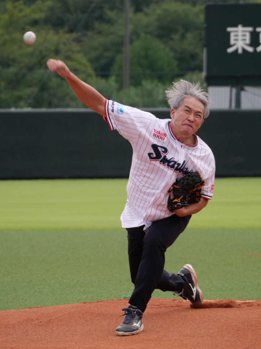 始球式で快速球を披露したヤクルトOBの五十嵐亮太氏