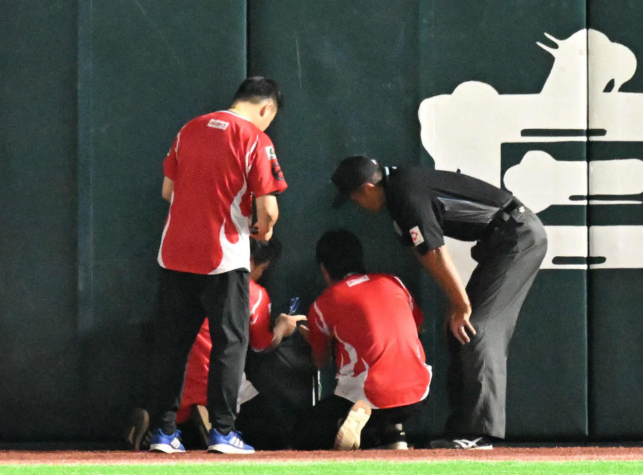 ソフトバンク対オリックス　2回裏ソフトバンク無死、外野フェンスの修理を行う球場スタッフら（撮影・林敢治）
