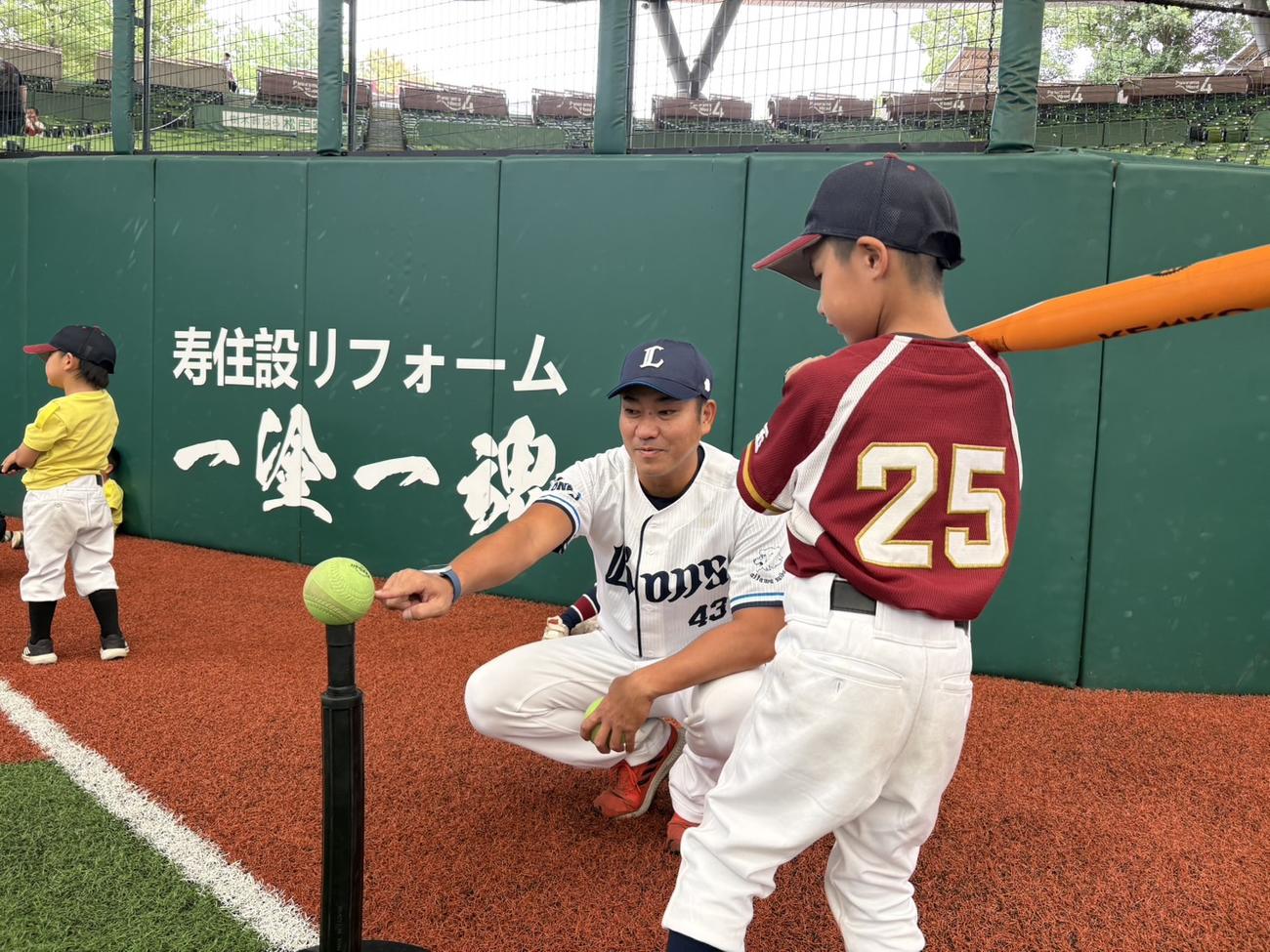 幼少期ベースボール原体験プロジェクトで打ち方を指導する元西武高橋朋己氏（撮影・久保賢吾）