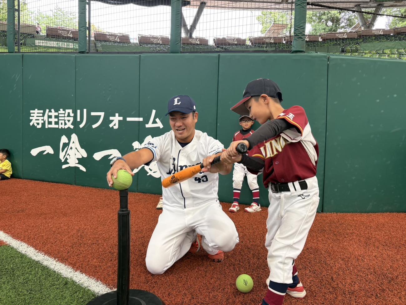幼少期ベースボール原体験プロジェクトで打ち方を指導する元西武高橋朋己氏（撮影・久保賢吾）