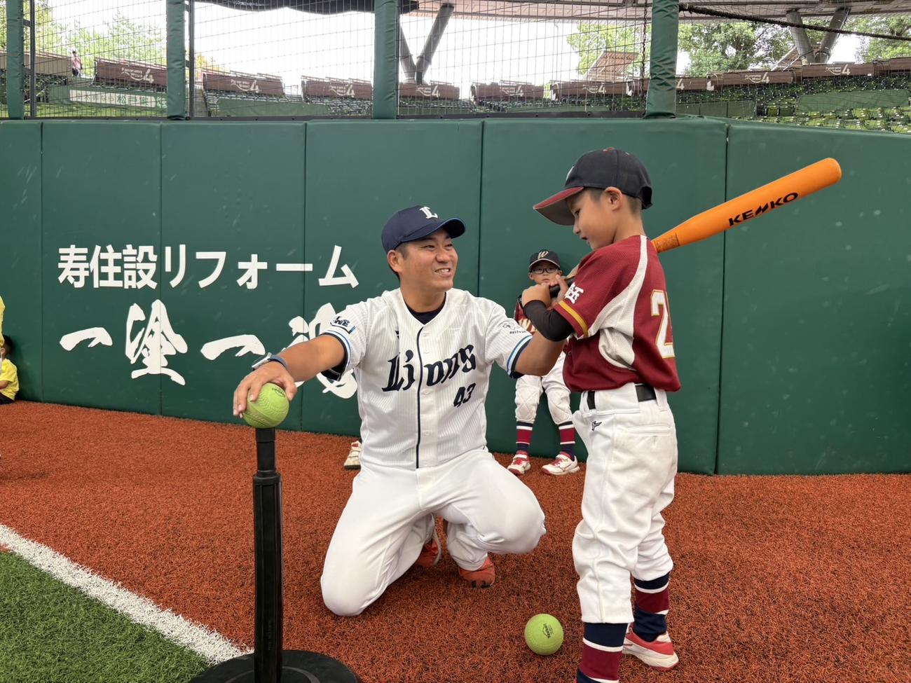 幼少期ベースボール原体験プロジェクトで打ち方を指導する元西武高橋朋己氏（撮影・久保賢吾）