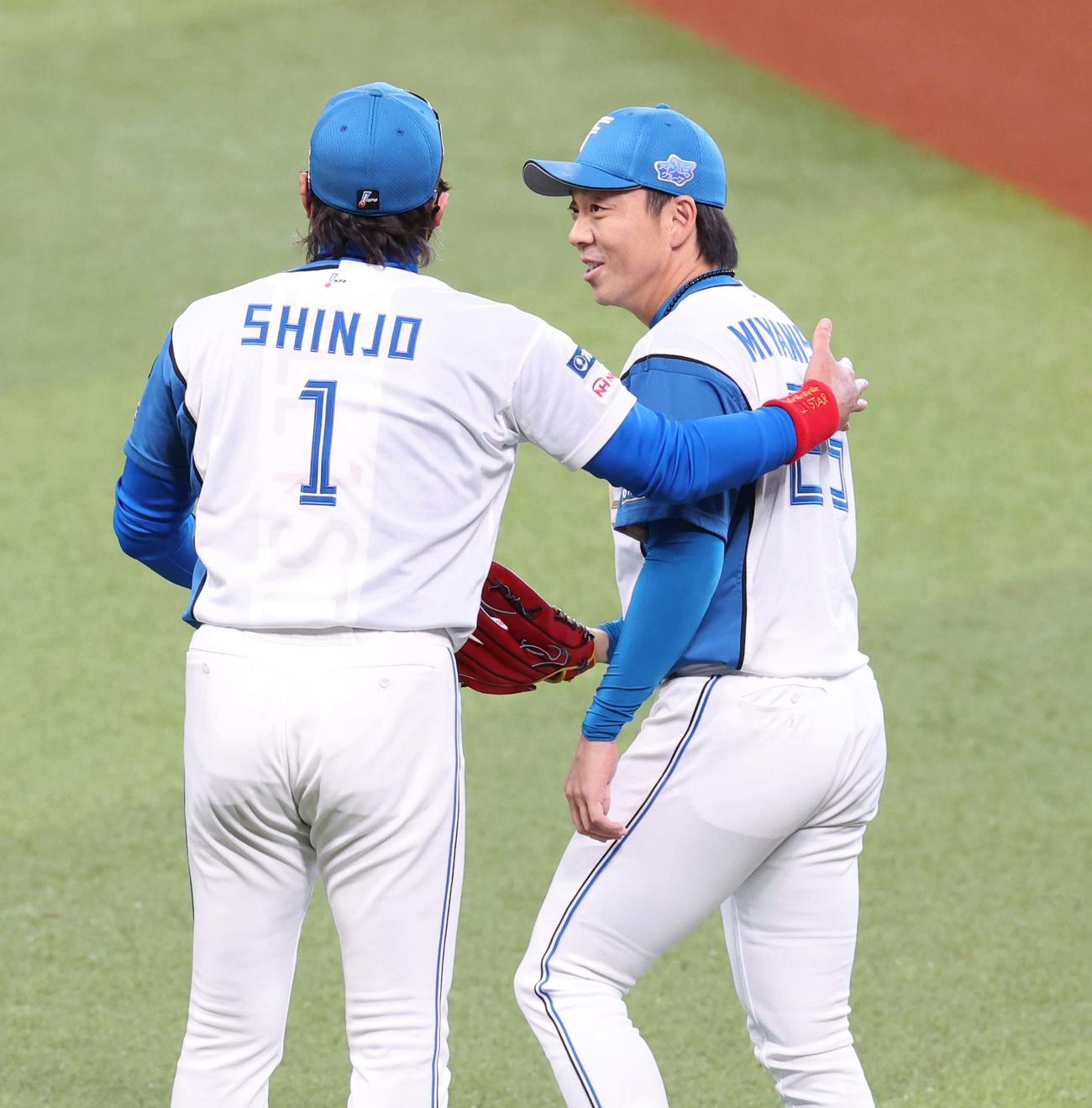 日本ハム対楽天　5回表1死一、二塁、3番手登板の宮西をマウンドに送り出す新庄監督（撮影・黒川智章）