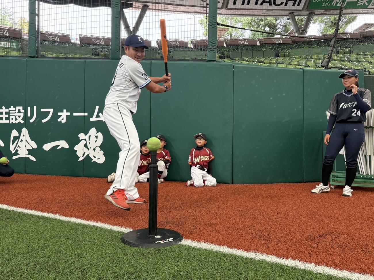 幼少期ベースボール原体験プロジェクトでお手本を見せる元西武高橋朋己氏（撮影・久保賢吾）