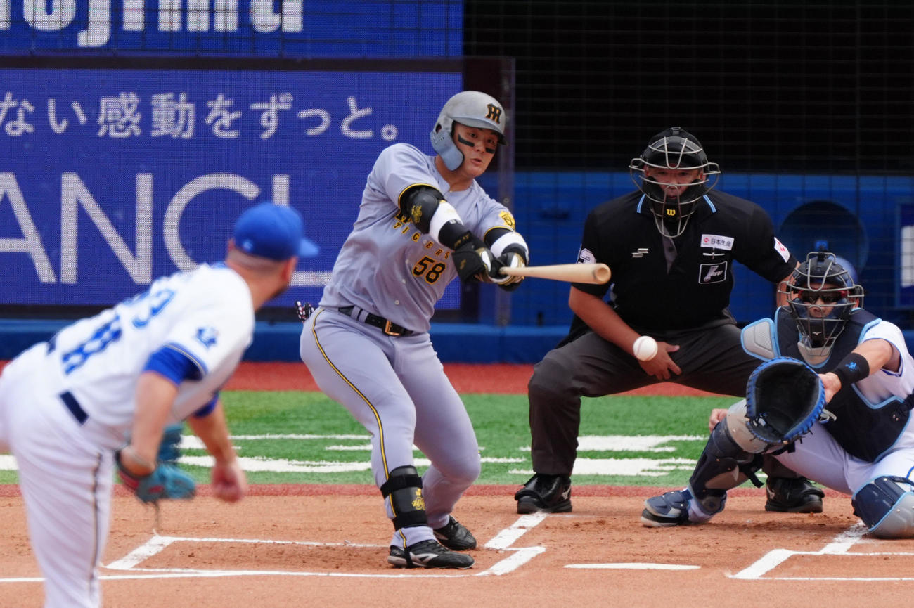 DeNA対阪神　1回表阪神2死、二塁内野安打を放つ前川（撮影・清水貴仁）