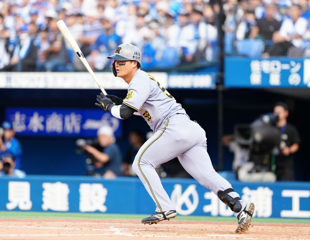 DeNA対阪神　5回表阪神2死満塁、適時打を放つ前川（撮影・江口和貴）